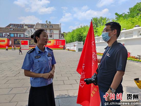 老城派出所民警杨娜娜在遵义会议会址纪念馆为游客宣讲红色文化