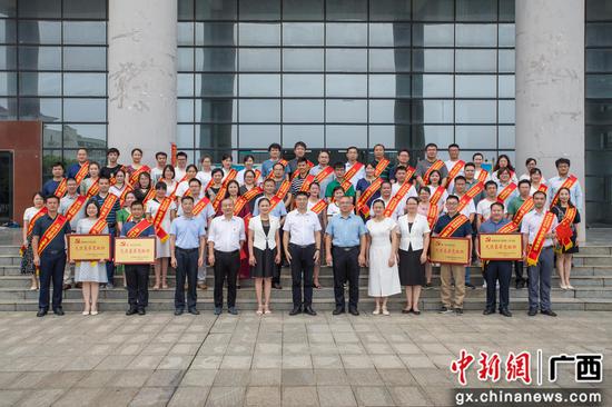 柳州铁道职业技术学院校领导与获表彰党员教师代表合影留念。蒋家斌 摄