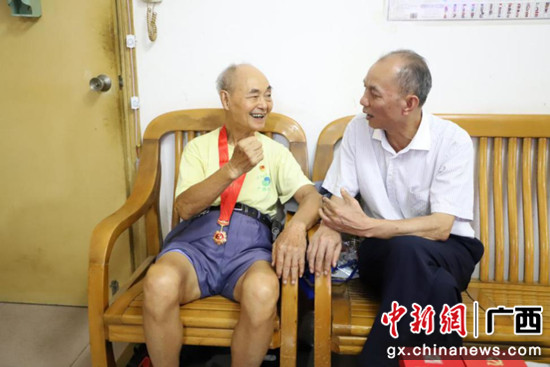 周云鹤与江垣德合影 广西农机中心供图 广西农机中心开展走访慰问老党员老干部活动
