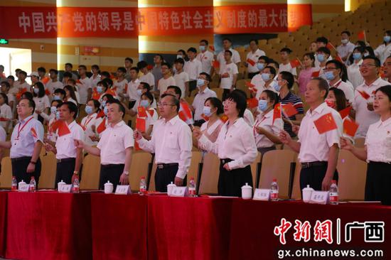 合唱《没有共产党就没有新中国》 。赵世奇 摄 柳州工学院举行“两优一先”表彰大会
