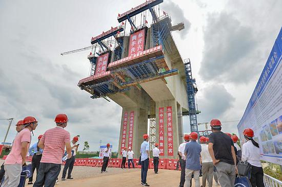 观摩人员参观六宾高速一标特大桥建设施工现场。蓝林 摄