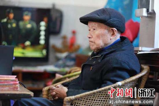 百岁老党员朱连元。郑培根 摄