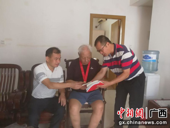 范军灿到余连元家中走访慰问 广西农机中心供图 广西农机中心开展走访慰问老党员老干部活动