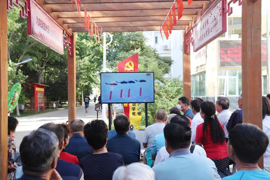 宁夏银川：市民观看庆祝中国共产党成立100周年大会直播