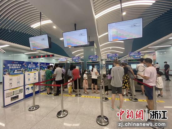 中国轻纺城站点内，民众在机器前购票。项菁 摄