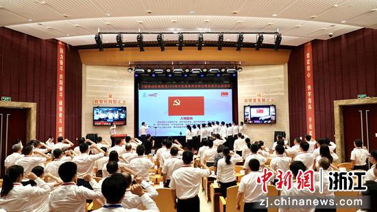 重温入党誓词现场。陈文嫣 摄