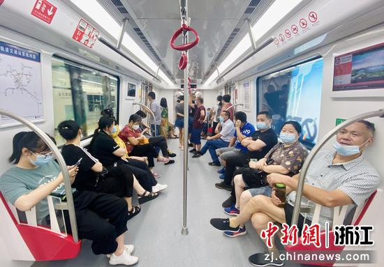 绍兴地铁1号线柯桥段座无虚席。项菁 摄