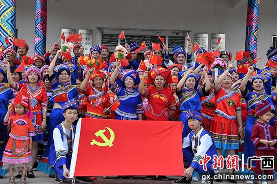 兴业县壮族同胞载歌载舞庆祝中国共产党成立100周年。何少凤  供图