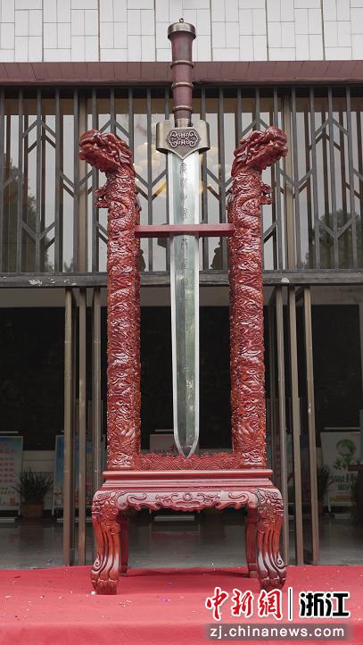 宝剑作品“同心向党宝剑”。杨震山 摄