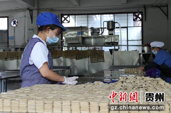 工人正在包装成品小豆腐