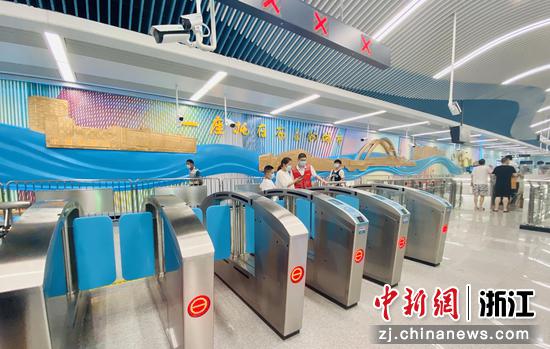 中国轻纺城站点内，写着“一座托在布上的城市”。项菁 摄
