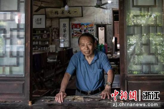 潘平福和他的“一元茶馆”。张斌 摄
