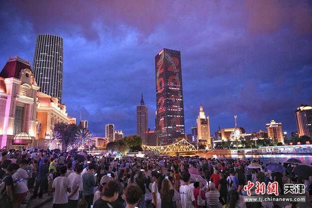7月1日晚，天津海河两岸主题灯光秀璀璨绚丽，吸引许多市民驻足观看。

中新社记者 佟郁 摄