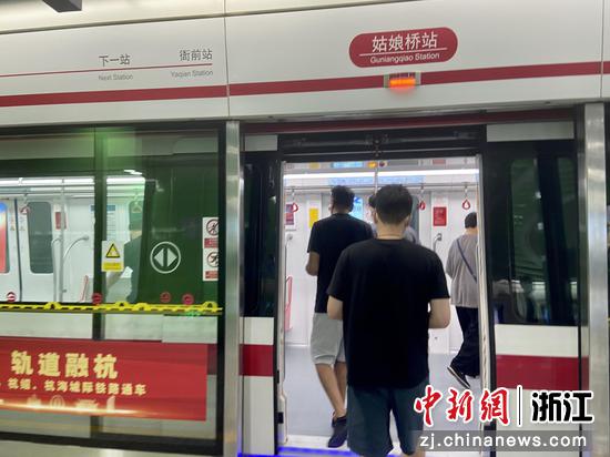 民众在姑娘桥站乘坐绍兴地铁1号线柯桥段。项菁 摄