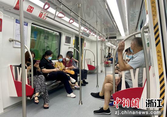 绍兴地铁1号线柯桥段晚间一幕。项菁 摄