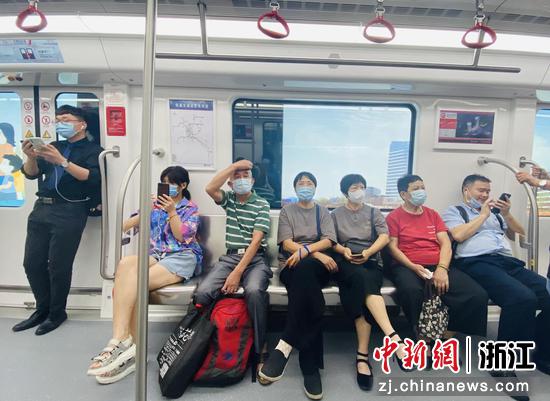 民众乘坐绍兴地铁1号线柯桥段。项菁 摄