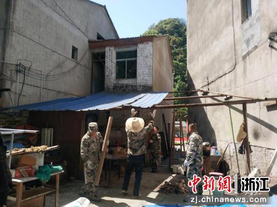 盘峰乡工作人员拆除一处违建彩钢棚。季丽莉 摄