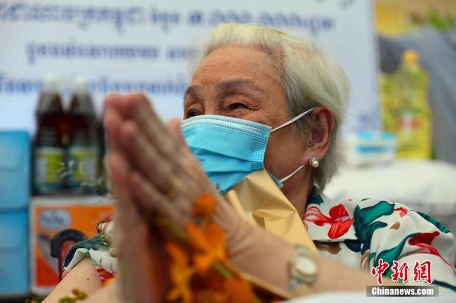 柬埔寨百岁华裔老人接种中国新冠疫苗 中使馆慰问