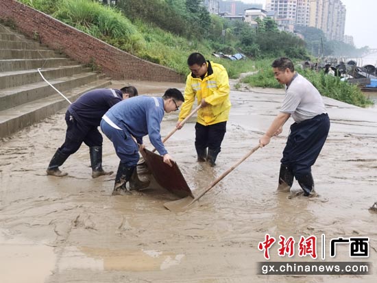 融安縣洪水退去，南方電網廣西柳州融安供電局連夜組織黨員突擊隊參加清淤復電工作。