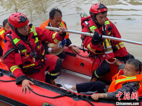 图为消防员利用皮划艇转移被困民众。　同心路消防救援站供图