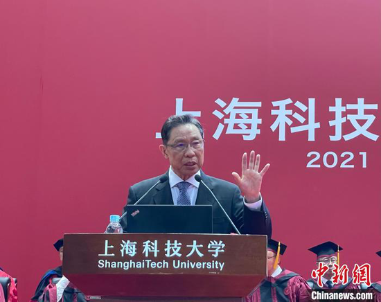中国工程院院士钟南山3日在沪参加上海科技大学2021届毕业典礼　郑莹莹　摄