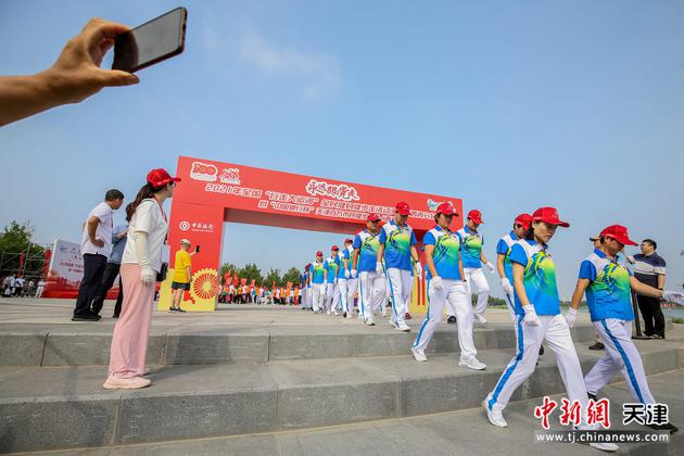 7月4日，由天津市体育局主办的2021年天津百万市民健步大会最后一站在天津西青区举行，数百名热爱健步走的市民参与活动。随着西青站落幕，为期2个月的天津百万市民健步大会圆满收官。 中新社记者 佟郁 摄