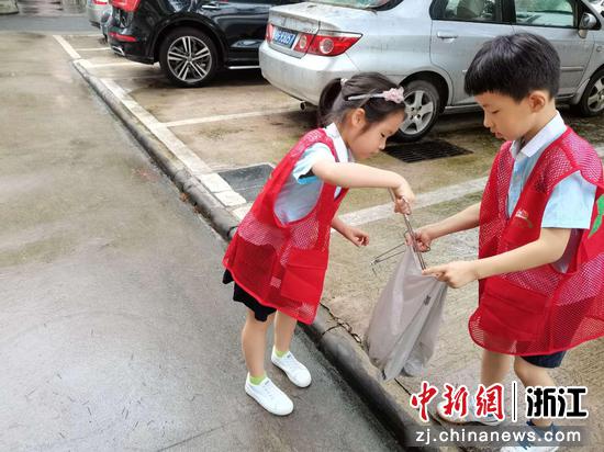 江滨小学学生在社区捡垃圾。 
 林亚娟 摄