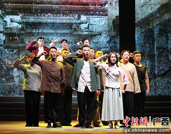 6月21日，粤曲音乐剧《大安印记》在平南县影剧院上演。莫舒华  摄