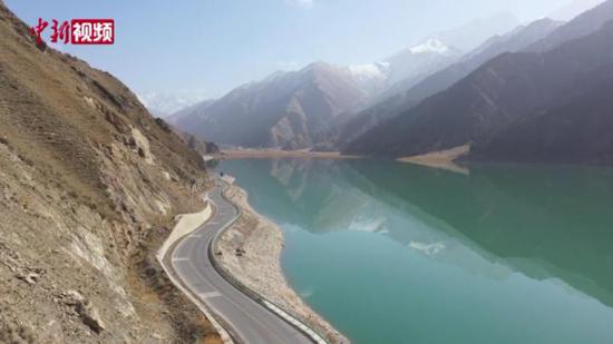 一日游四季 “新疆最美網紅公路”正式通車