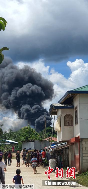 当地时间7月4日11时30分许，菲律宾军方一架C-130运输机在苏禄省帕提库尔镇附近坠毁。菲律宾军方消息称，该军机载有92人，已造成17人死亡，另有40人获救。图为坠机现场浓烟滚滚。