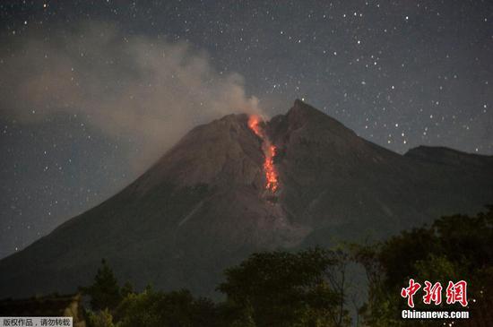 当地时间7月4日，印度尼西亚日惹，默拉皮火山喷发，火山灰冲向天际，岩浆顺山体流淌。