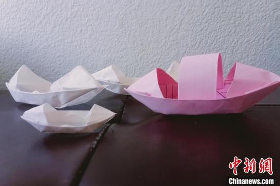 华裔青少年制作的纸质乌篷船　马语桐　摄