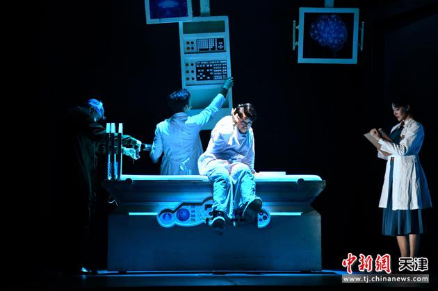 7月4日，久负盛名的音乐剧《献给阿尔吉侬的花束》中文版在天津大剧院上演。这部改编自美国传奇科幻作家丹尼尔·凯斯同名科幻巨作，带领观众感受着科幻故事里的温情与伤感。

中新社记者  佟郁 摄