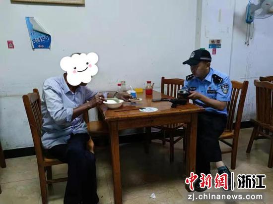 交警带老人吃饭。  建德公安 供图