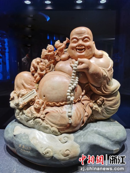 部分作品赏析 张爱廷 《笑口常开》 青田石雕 63x61cm