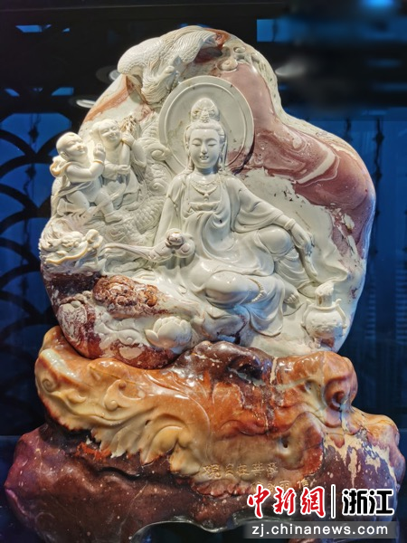 部分作品赏析 徐永丽 《观自在菩萨》 青田象牙白 39x33x15cm