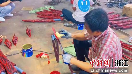 高塘村村民制作道具现场。殷路通 摄