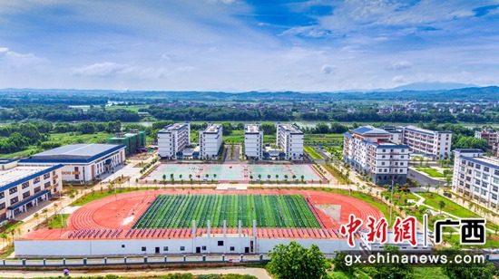 2018年建设完成的横县民族中学校园   横县教育局供图