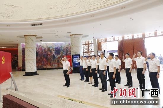 图为广西移动党委在百色起义纪念馆重温入党誓词。