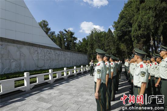 7月6日，武警百色支队红色讲解员为新兵介绍百色起义纪念碑。张轩  摄