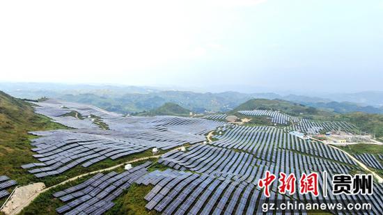 2019年建成装机规模30万千瓦的鹅毛寨光伏电站，成为当年全省已建成最大农业大光伏发电站。刘坤伦摄