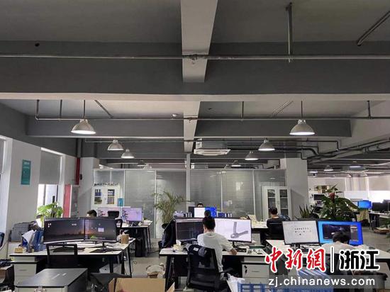 公司员工办公现场。 卢路供图