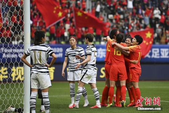 4月13日，中韩女足奥预赛附加赛次回合比赛在苏州打响。首回合2：1领先的中国女足，在次回合0：2落后的情况下完成逆转，最终经加时以总比分4：3击败对手，获得东京奥运会门票。图为比赛现场。 图片来源：视觉中国