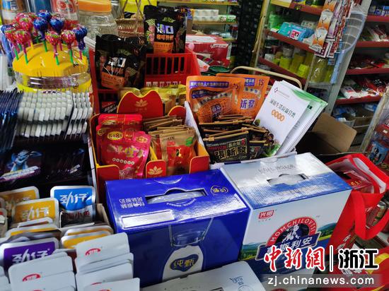 超市货架上摆放《生活垃圾分类指导手册》。 郑若云供图