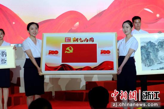 联动17个地方党支部接力完成党旗绣制。 伊利集团提供