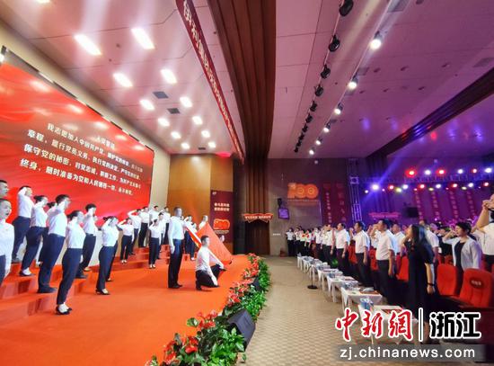重温入党誓词。 伊利集团提供