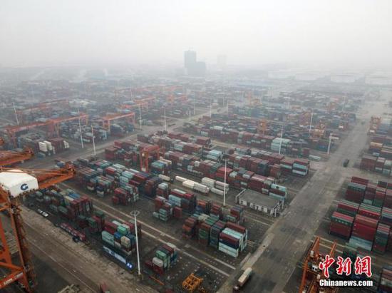 资料图：广西钦州港的繁忙工作景象。中新社记者 毛建军 摄