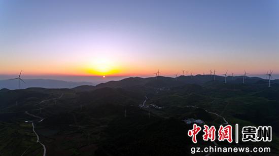 2018年6月19日动工建设的华能息烽南山风电场，于当年12月28日全部建成投产，创造了贵州省山地风电场建设工期最短的记录。马辉摄影。