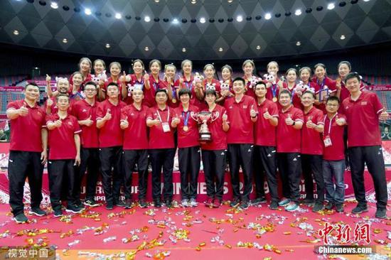 2019年女排世界杯颁奖仪式上，中国女排登上世界杯最高领奖台，实现了三大赛十冠王的壮举。LEO 摄 图片来源：视觉中国