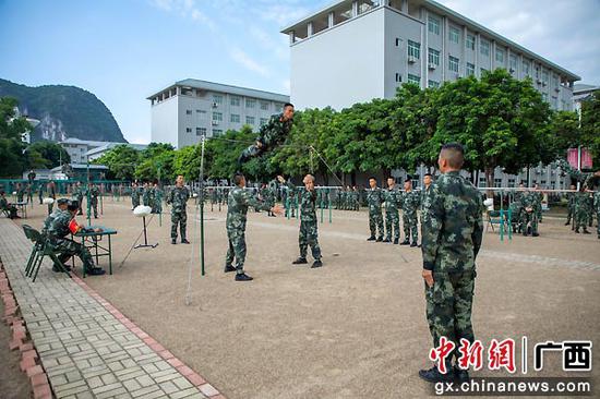 7月8日，集训官兵正在进行器械挂臂屈体撑课目考核。